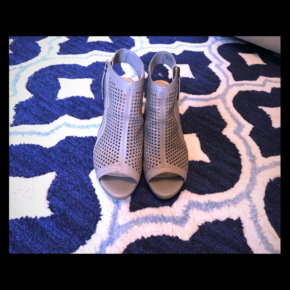 Bella-Vita Heeled Peep-toe Zippered Sandals Sz 9
